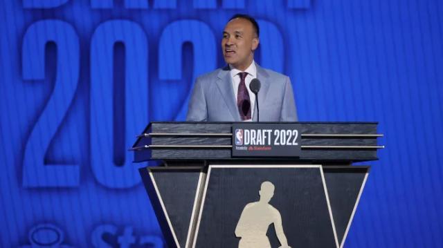 JJB jjb Jingjibao 竞技宝 电竞赛事 体育赛事 体育 电竞-给勇士颁发冠军奖杯的副总裁,居然还有中国血统