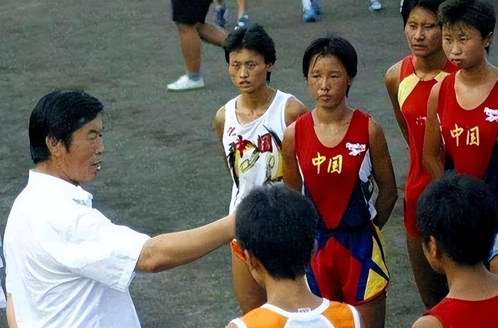 JJB jjb Jingjibao 竞技宝 电竞赛事 体育赛事 体育 电竞-“体坛败类”马俊仁，强迫队员集体割阑尾，亲自为女队员使用禁药|马家军|王军霞|举报信|教练|姑娘_新浪体育_新浪新闻